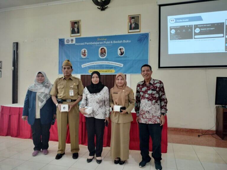 Kerjasama Magister PBSI UPGRIS dalam Workshop Inovasi Pembelajaran Puisi & Bedah Buku Laut dan Kapal yang Pernah Karam bersama MGMP Bahasa Indonesia SMA Kota Semarang